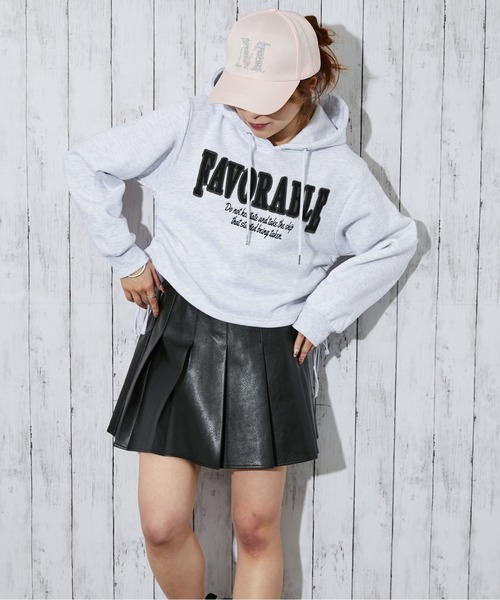 GORGE(ゴージ)の「《サイドドロスト×カレッジロゴ》レディース 裏起毛 パーカー クロップド丈 ストリート 秋冬(パーカー・レディース・オートミール/ブラック/ブラウン・F)」の13枚目の写真