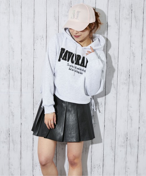 GORGE(ゴージ)の「《サイドドロスト×カレッジロゴ》レディース 裏起毛 パーカー クロップド丈 ストリート 秋冬(パーカー・レディース・オートミール/ブラック/ブラウン・F)」の14枚目の写真