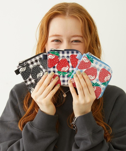MILKFED.（ミルクフェド）の「STRAWBERRY WALLET（財布・レディース・ブラック/ライトブルー/ネイビー・ONE SIZE）」の4枚目の写真