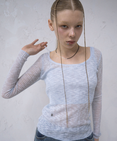 AVANDRESS(アバンドレス )の「Aa Layered U-neck Knit - 3COL(ニット/セーター・レディース・杢グレー/ブラック/スカイブルー・FREE)」の4枚目の写真