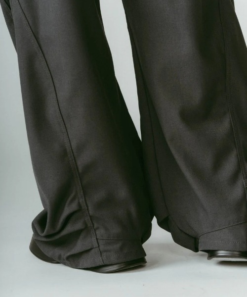 Knuth Marf（クヌースマーフ）の「Knuth Marf tuck design denim pants（デニムパンツ・レディース・ダークグレー・X-SMALL/SMALL）」の12枚目の写真