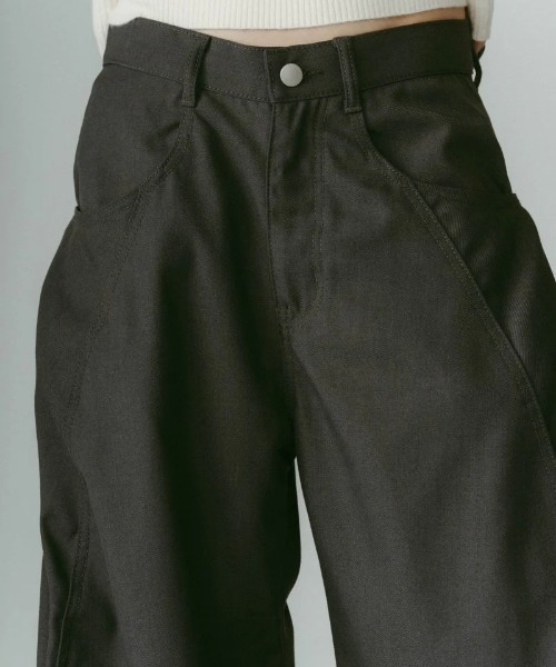 Knuth Marf（クヌースマーフ）の「Knuth Marf tuck design denim pants（デニムパンツ・レディース・ダークグレー・X-SMALL/SMALL）」の8枚目の写真