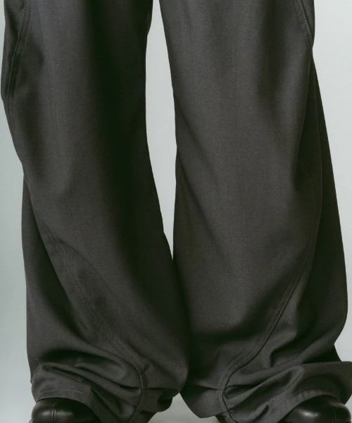 Knuth Marf（クヌースマーフ）の「Knuth Marf tuck design denim pants（デニムパンツ・レディース・ダークグレー・X-SMALL/SMALL）」の11枚目の写真