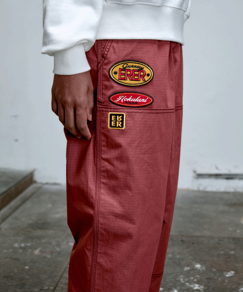 ERER(エルエル)の「パッチディテール付きボードワークパンツ(レッド)(その他パンツ・レディース・レッド・1/2/3)」の2枚目の写真