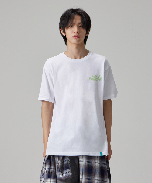 ASTRAL PROJECTION（アストラルプロジェクション）の「[ブラシグラフィティレタリングロゴ]コットンルーズフィット半袖Tシャツ_ホワイト（Tシャツ/カットソー・メンズ・その他・LARGE/MEDIUM/X-LARGE/XX-LARGE）」の4枚目の写真