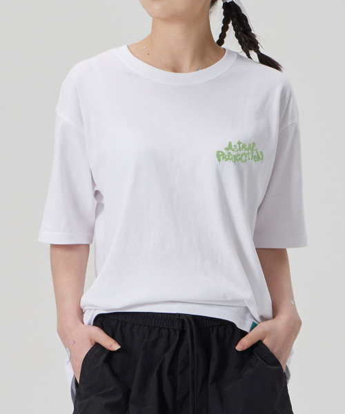 ASTRAL PROJECTION（アストラルプロジェクション）の「[ブラシグラフィティレタリングロゴ]コットンルーズフィット半袖Tシャツ_ホワイト（Tシャツ/カットソー・メンズ・その他・LARGE/MEDIUM/X-LARGE/XX-LARGE）」の5枚目の写真