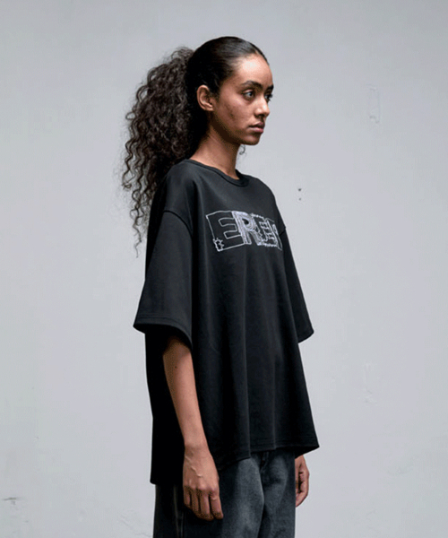 ERER(エルエル)の「ER 刺繍ディテール オーバーサイズ Tシャツ ブラック(Tシャツ/カットソー・レディース・ブラック・FREE)」の4枚目の写真