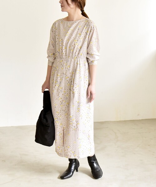 quaranciel（カランシエル）の「quaranciel: ドット フラワー プリント Iライン ギャザー ワンピース（ワンピース・レディース・ベージュ/ネイビー・ONE SIZE）」の2枚目の写真