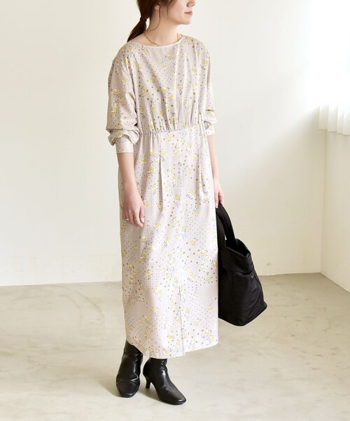 quaranciel（カランシエル）の「quaranciel: ドット フラワー プリント Iライン ギャザー ワンピース（ワンピース・レディース・ベージュ/ネイビー・ONE SIZE）」の3枚目の写真