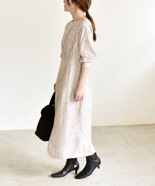 quaranciel（カランシエル）の「quaranciel: ドット フラワー プリント Iライン ギャザー ワンピース（ワンピース・レディース・ベージュ/ネイビー・ONE SIZE）」の4枚目の写真
