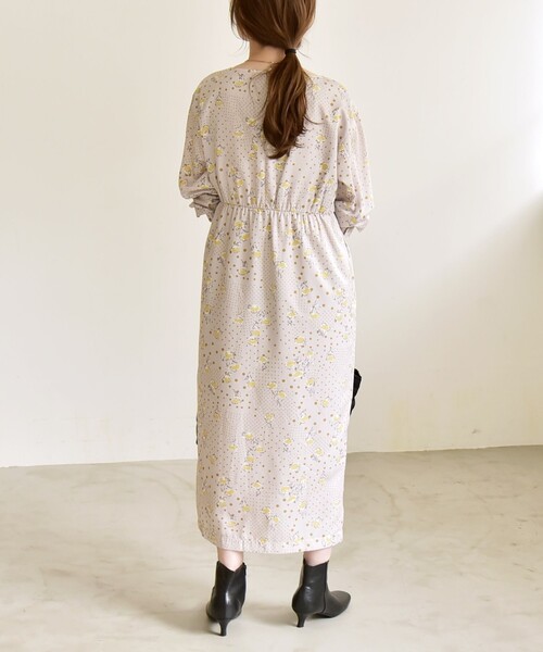 quaranciel（カランシエル）の「quaranciel: ドット フラワー プリント Iライン ギャザー ワンピース（ワンピース・レディース・ベージュ/ネイビー・ONE SIZE）」の6枚目の写真
