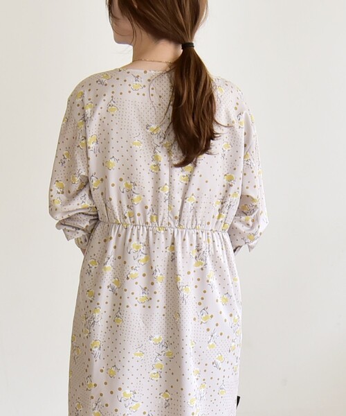 quaranciel（カランシエル）の「quaranciel: ドット フラワー プリント Iライン ギャザー ワンピース（ワンピース・レディース・ベージュ/ネイビー・ONE SIZE）」の9枚目の写真
