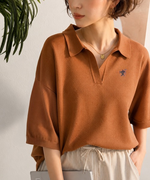 classicalelf(クラシカルエルフ)の「涼しげに整う、ラフ見えきちんと服♪胸刺繍ミラノリブスキッパー襟トップス(半袖)(ポロシャツ・レディース・ブラック/ベージュ/オレンジ系/アイボリー系1/ブラック系1/オフホワイト・X-LARGE/SMALL/MEDIUM/LARGE)」の6枚目の写真