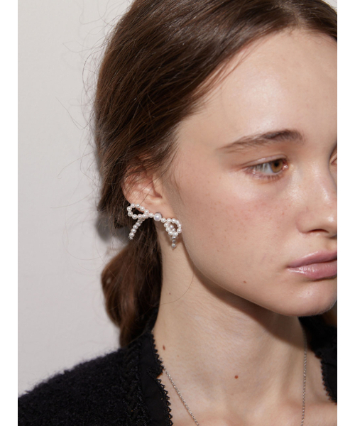 LOVE ME MONSTER（ラブミーモンスター）の「Minimal Pearl Ribbon Earrings (L244MER020)（ピアス（両耳用）・レディース・アイボリー・FREE）」の2枚目の写真