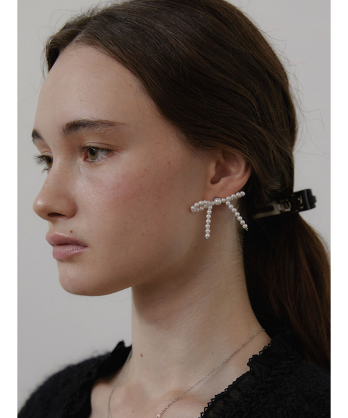LOVE ME MONSTER（ラブミーモンスター）の「Minimal Pearl Ribbon Earrings (L244MER020)（ピアス（両耳用）・レディース・アイボリー・FREE）」の3枚目の写真