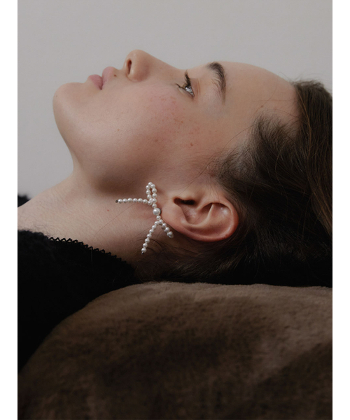 LOVE ME MONSTER（ラブミーモンスター）の「Minimal Pearl Ribbon Earrings (L244MER020)（ピアス（両耳用）・レディース・アイボリー・FREE）」の4枚目の写真