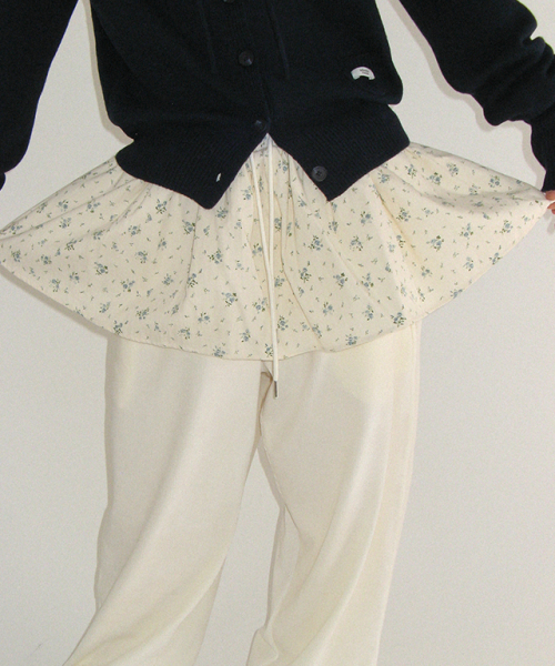 RONRON（ロンロン）の「LAYERED SKIRT TRAINING PANTS IVORY FLOWER（スウェットパンツ・レディース・その他・FREE）」の2枚目の写真