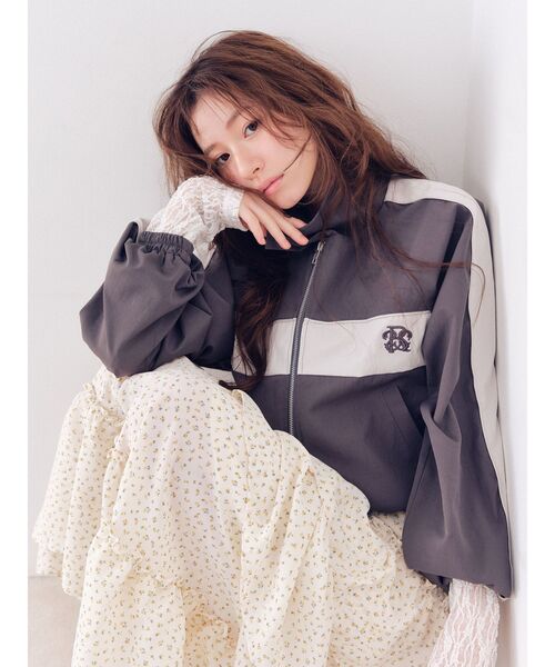 RESEXXY（リゼクシー）の「バイカラーパイピングブルゾン（ブルゾン・レディース・チャコールグレー/ブルー/ピンク・FREE）」の5枚目の写真