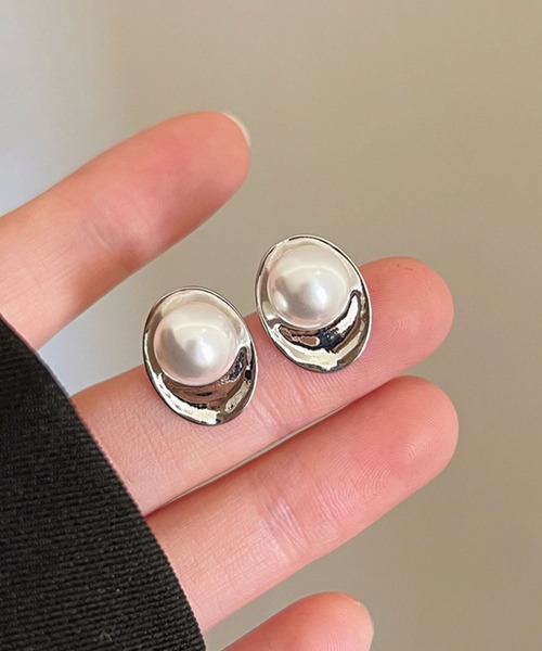 yu-ka(ユーカ)の「YU-KA:モダンパールピアス modern Pearl pierce(ピアス(両耳用)・レディース・シルバー・FREE)」の1枚目の写真
