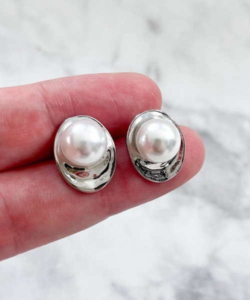 yu-ka(ユーカ)の「YU-KA:モダンパールピアス modern Pearl pierce(ピアス(両耳用)・レディース・シルバー・FREE)」の5枚目の写真