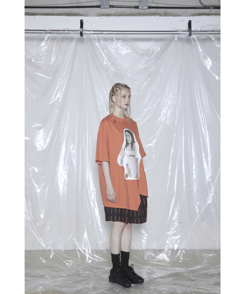 BMUETTE(ビムウィエ)の「ストリートギャラリー THE LOST GIRL RGB オレンジウーマンTシャツ(Tシャツ/カットソー・レディース・オレンジ・SMALL/MEDIUM)」の2枚目の写真