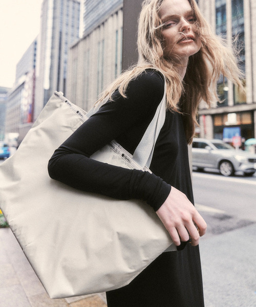 LeSportsac(レスポートサック)の「AT AVENUE TOTE デューンライト(トートバッグ・レディース・ベージュ・FREE)」の4枚目の写真