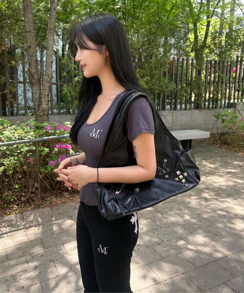 MUCENT（ムセント）の「ロミアハートパッチクロススタッズショルダーバッグ 男女共用（ショルダーバッグ・レディース・ブラック・FREE）」の6枚目の写真