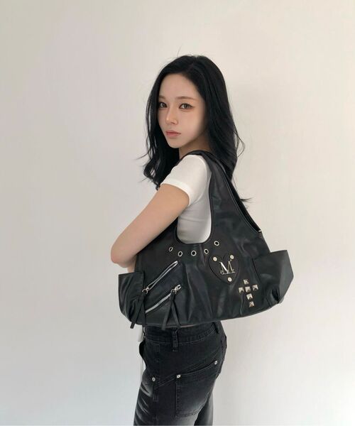 MUCENT（ムセント）の「ロミアハートパッチクロススタッズショルダーバッグ 男女共用（ショルダーバッグ・レディース・ブラック・FREE）」の8枚目の写真