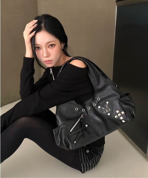 MUCENT（ムセント）の「ロミアハートパッチクロススタッズショルダーバッグ 男女共用（ショルダーバッグ・レディース・ブラック・FREE）」の2枚目の写真