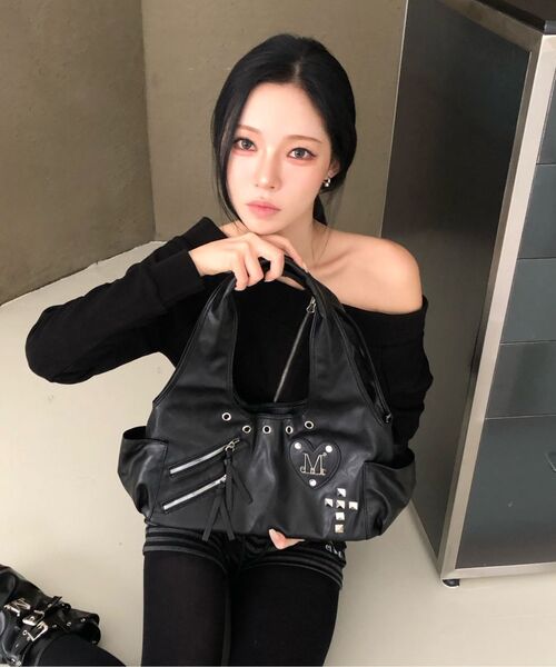 MUCENT（ムセント）の「ロミアハートパッチクロススタッズショルダーバッグ 男女共用（ショルダーバッグ・レディース・ブラック・FREE）」の3枚目の写真