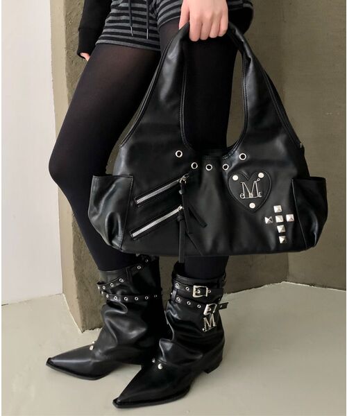 MUCENT（ムセント）の「ロミアハートパッチクロススタッズショルダーバッグ 男女共用（ショルダーバッグ・レディース・ブラック・FREE）」の4枚目の写真