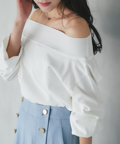 La boutique BonBon（ラブティックボンボン）の「【接触冷感・スッキリ美人見え】クールタッチUVすっきりオフショルニット（ニット/セーター・レディース・ネイビー/イエロー/ホワイト・FREE）」の2枚目の写真