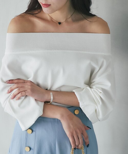 La boutique BonBon（ラブティックボンボン）の「【接触冷感・スッキリ美人見え】クールタッチUVすっきりオフショルニット（ニット/セーター・レディース・ネイビー/イエロー/ホワイト・FREE）」の4枚目の写真