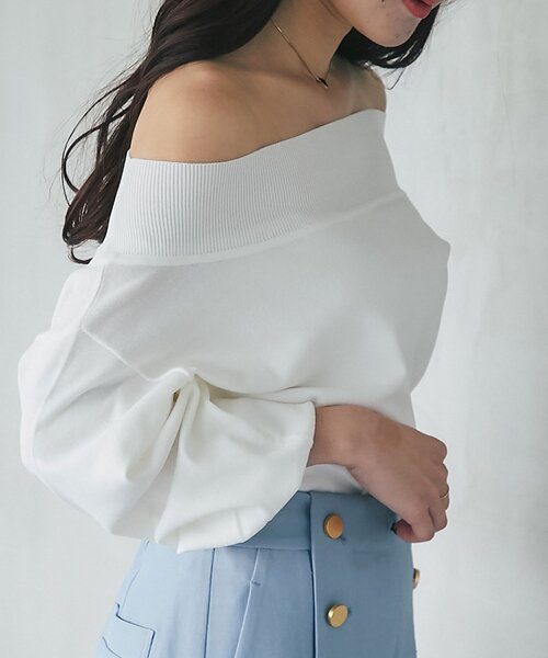 La boutique BonBon（ラブティックボンボン）の「【接触冷感・スッキリ美人見え】クールタッチUVすっきりオフショルニット（ニット/セーター・レディース・ネイビー/イエロー/ホワイト・FREE）」の5枚目の写真