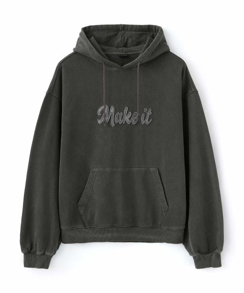 WMC(ダブリューエムシー)の「ピグメントスローガンフードパーカー_CHARCOAL GREY(パーカー・メンズ・チャコールグレー・M/L)」の1枚目の写真