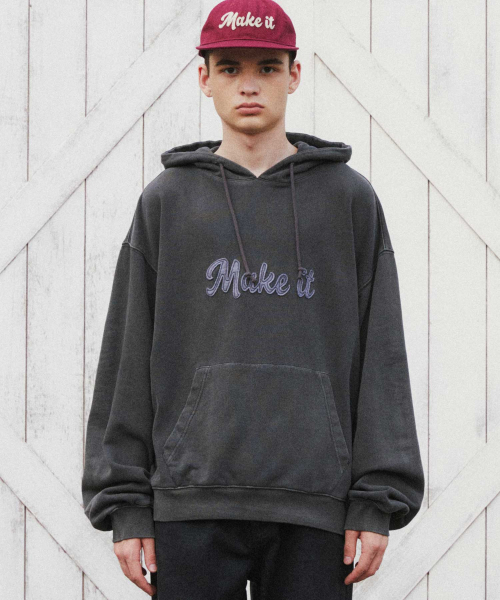 WMC(ダブリューエムシー)の「ピグメントスローガンフードパーカー_CHARCOAL GREY(パーカー・メンズ・チャコールグレー・M/L)」の3枚目の写真