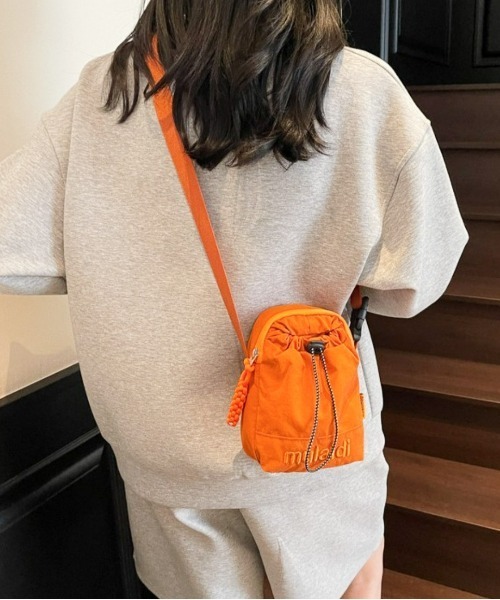 lit.Cy(リットシー)の「刺繍ロゴ ナイロン 巾着 ミニショルダーバッグ(ショルダーバッグ・レディース・カーキ/ブラック/オフホワイト/イエロー/オレンジ・FREE)」の5枚目の写真