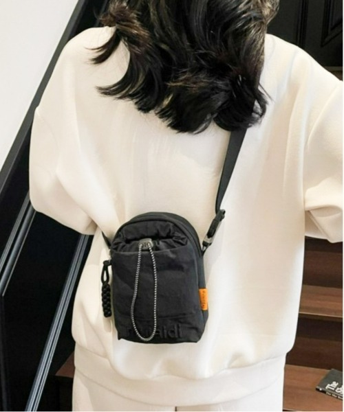 lit.Cy(リットシー)の「刺繍ロゴ ナイロン 巾着 ミニショルダーバッグ(ショルダーバッグ・レディース・カーキ/ブラック/オフホワイト/イエロー/オレンジ・FREE)」の1枚目の写真