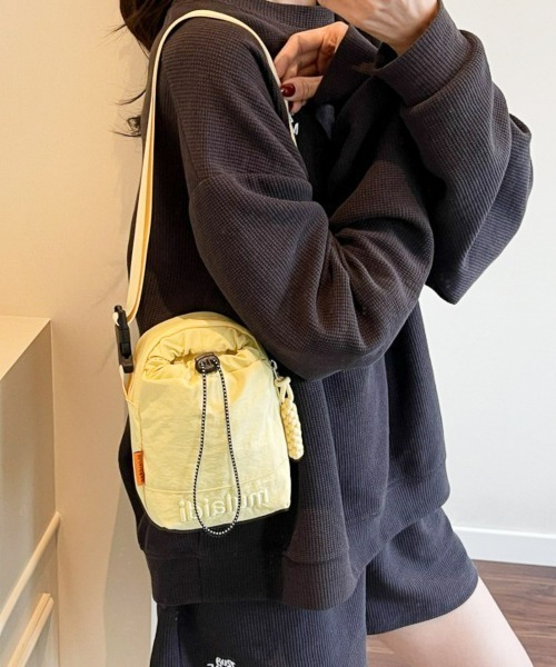 lit.Cy(リットシー)の「刺繍ロゴ ナイロン 巾着 ミニショルダーバッグ(ショルダーバッグ・レディース・カーキ/ブラック/オフホワイト/イエロー/オレンジ・FREE)」の17枚目の写真