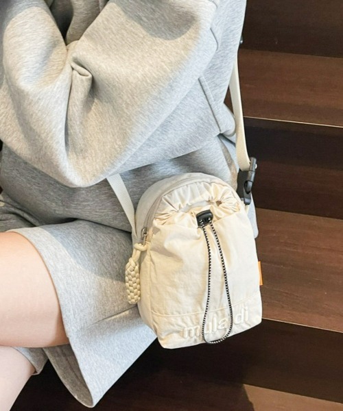 lit.Cy(リットシー)の「刺繍ロゴ ナイロン 巾着 ミニショルダーバッグ(ショルダーバッグ・レディース・カーキ/ブラック/オフホワイト/イエロー/オレンジ・FREE)」の14枚目の写真