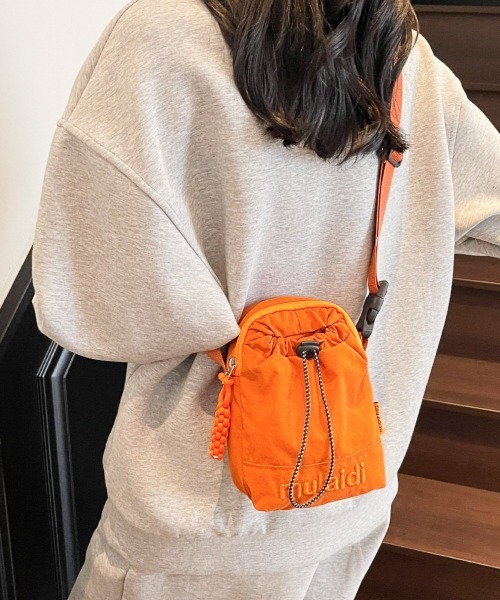 lit.Cy(リットシー)の「刺繍ロゴ ナイロン 巾着 ミニショルダーバッグ(ショルダーバッグ・レディース・カーキ/ブラック/オフホワイト/イエロー/オレンジ・FREE)」の12枚目の写真