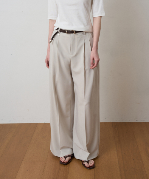 FROMWHERE(フロムウェア)の「ピンタックトラウザー L/ベージュ(スラックス・レディース・その他・SMALL/MEDIUM)」の2枚目の写真