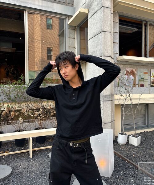 UNDEROFF(アンダーオフ)の「フィンガーホールクロップフードロングスリーブブラック(パーカー・メンズ・ブラック・X-LARGE/LARGE/MEDIUM)」の4枚目の写真