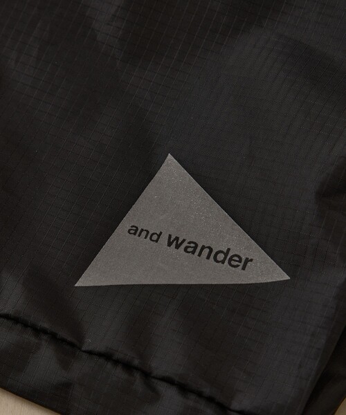 and wander(アンドワンダー)の「【and wander/アンドワンダー】crispy rip sacoche(エコバッグ/サブバッグ・メンズ・ピンク/ブラック・FREE)」の3枚目の写真