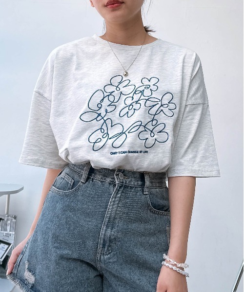 AS KNOW AS plus（アズノゥアズプラス）の「〇アートフラワー半袖Tシャツ（Tシャツ/カットソー・レディース・オートミール/オフホワイト/ブラック/ネイビー・FREE）」の3枚目の写真