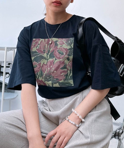 AS KNOW AS plus（アズノゥアズプラス）の「〇アートフラワー半袖Tシャツ（Tシャツ/カットソー・レディース・オートミール/オフホワイト/ブラック/ネイビー・FREE）」の4枚目の写真