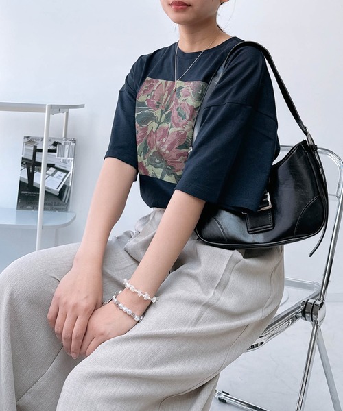 AS KNOW AS plus（アズノゥアズプラス）の「〇アートフラワー半袖Tシャツ（Tシャツ/カットソー・レディース・オートミール/オフホワイト/ブラック/ネイビー・FREE）」の6枚目の写真