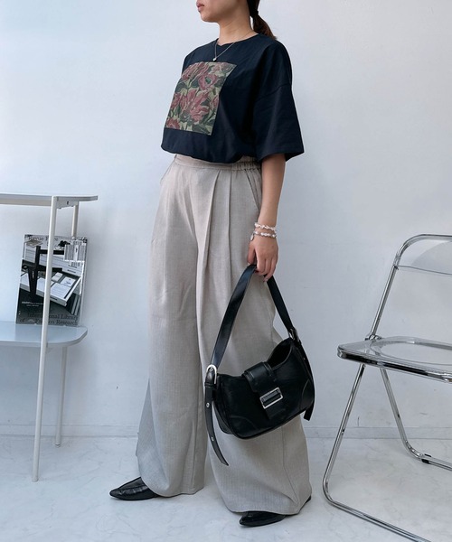 AS KNOW AS plus（アズノゥアズプラス）の「〇アートフラワー半袖Tシャツ（Tシャツ/カットソー・レディース・オートミール/オフホワイト/ブラック/ネイビー・FREE）」の11枚目の写真