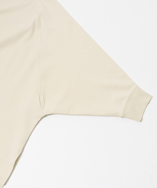 URBAN RESEARCH DOORS(アーバンリサーチドアーズ)の「オーバーサイズドルマンプルオーバー(Tシャツ/カットソー・レディース・チャコールグレー/ナチュラル・FREE)」の22枚目の写真