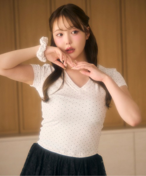 miune(ミューヌ)の「【シュシュSET】ドットトップス(Tシャツ/カットソー・レディース・ホワイト/ブラック/グレー・FREE)」の1枚目の写真
